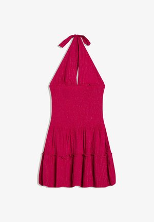 Šaty bez rukávov s halter krkom v jasne ružovej farbe s jemnými zvislými trblietavými pruhmi a sukňou so štýlovými volánmi na viacerých vrstvách.