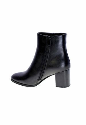 Stivale in pelle nera alla caviglia con cerniera laterale, punta rotonda e tacco spesso. Texture liscia e design elegante con dettagli minimi.