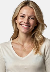 Guld halskæde med en vifteformet vedhæng, båret på en lys v-udskærings skjorte. Naturligt blond hår og en neutral baggrund.