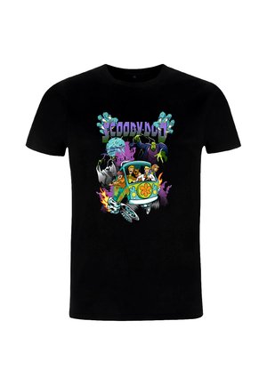 Camiseta negra con un estampado gráfico colorido de una furgoneta de misterio de dibujos animados y personajes, detallada con acentos en púrpura, verde y azul.
