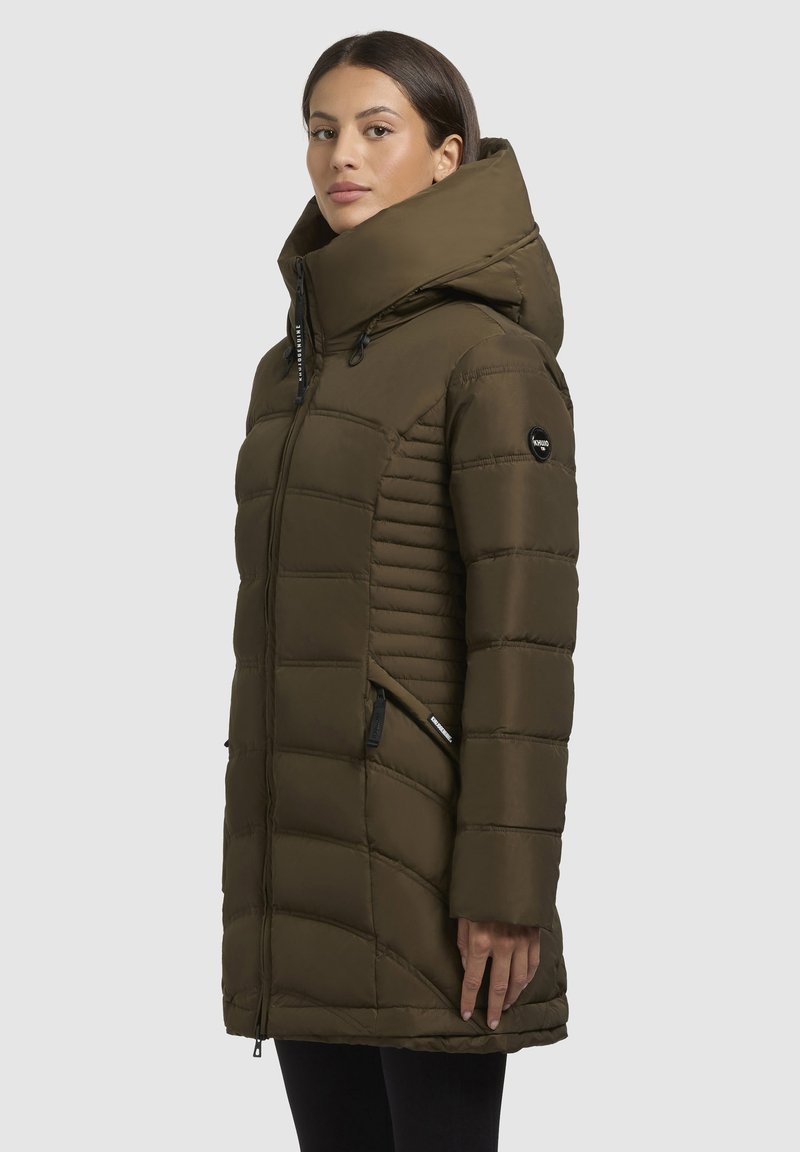 Olivgrüne Daunenjacke mit hohem Kragen, horizontal gestepptem Design, zwei Reißverschlusstaschen und Logodetail am linken Ärmel.