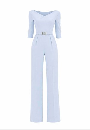 Tuta da donna azzurro chiaro con maniche a tre quarti, pantaloni a gamba larga, collo a V incrociato e fibbia decorativa in vita.