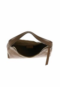 Pochette en cuir de couleur marron clair avec une sangle perforée, fermeture zippée sur le dessus et un intérieur lisse. Comprend une petite poche intérieure.