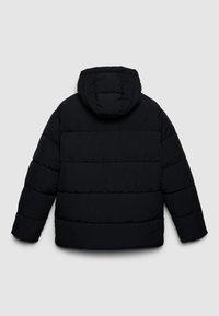 Giubbotto imbottito nero con cappuccio, caratterizzato da un design trapuntato. Spessa imbottitura, texture liscia e maniche lunghe.