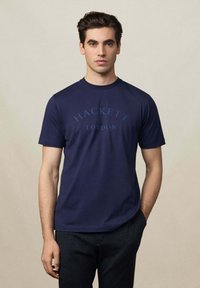 Hackett London Triko s potiskem - ink blue