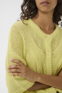 Πλεκτή ζακέτα σε έντονο κίτρινο με άνετη εφαρμογή, διαθέτει κουμπωτή μπροστινή όψη, ριμπ λαιμόκοψη και υφή με ανάγλυφο σχέδιο. Μαλακό, διαφανές πλεκτό  υλικό.