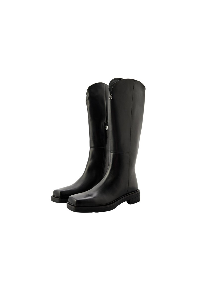 Stivali neri in pelle fino al ginocchio con una finitura liscia, punta arrotondata e cerniere laterali. Suola spessa e bassa per stabilità.