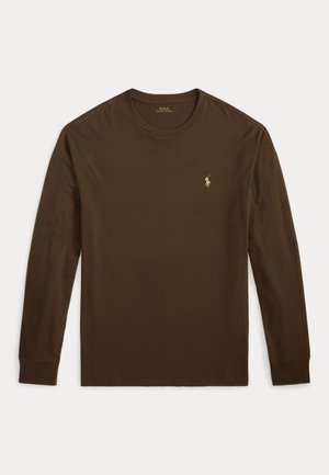 Camisola castanha de manga comprida feita de algodão. Apresenta um decote redondo e um pequeno logotipo dourado no lado esquerdo do peito. Textura lisa.