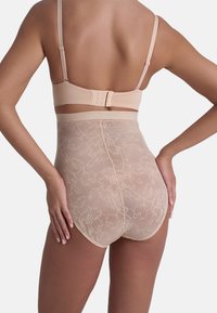 Beige kanten hoge taille shapewear met bloemmotief en gladde randen, voorzien van een zachte tailleband en verstelbare bandjes aan de achterkant.