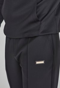 SIKSILK Luvtröja - black