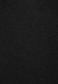Schwarzer gestrickter Stoff mit einem strukturierten, gerippten Muster. Das Material wirkt weich und leicht elastisch und sorgt für eine eng anliegende Optik.