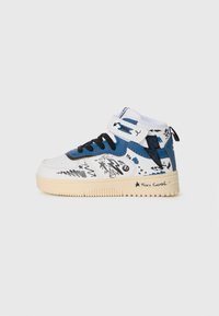 Hoog-top sneakers met een witte leren basis, blauwe accenten, zwarte veters en zwarte grafische ontwerpen. Crème rubberen zool met de tekst "Too Cool".