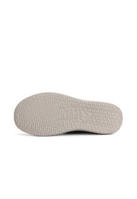 Semelle de chaussure en caoutchouc gris clair avec un motif de relief texturé ; comporte l'inscription "WALKING PITAS" en relief et un détail de logo de poulet.