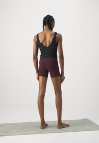 Athleta SALUTATION STASH SHORT - Tights - spiced cabernet