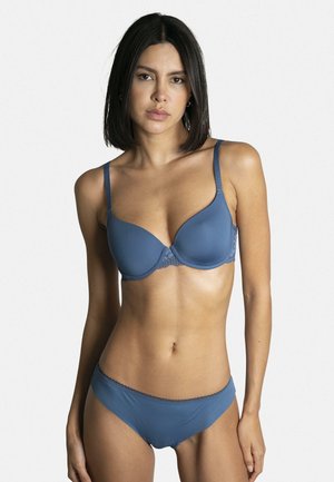 Soutien-gorge bleu à armatures avec bonnets rembourrés et détail en dentelle, associé à un slip assorti à bordure en dentelle, présentant une texture lisse et des bretelles réglables.