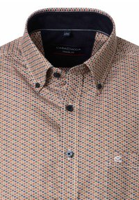 Męska koszula o swobodnym kroju z guzikami, w mały geometryczny wzór w kolorze brązowym, niebieskim i białym, z zapięciem kołnierzyka i logo marki na klatce piersiowej.