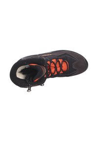 Stivale da trekking nero con dettagli in rete arancione, tessuto texturizzato, lacci piatti, punta rinforzata e supporto per la caviglia. Chiusura con zip alla caviglia.