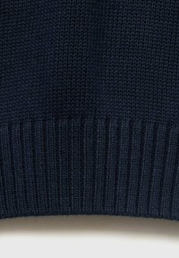 Marineblauwe gebreide trui stof met een gestructureerde afwerking, voorzien van een geribde zoom. Materiaal lijkt zacht en elastisch, met een consistent stiksels patroon.