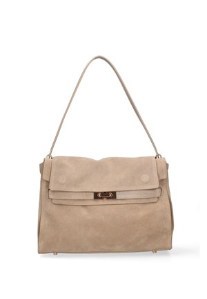 Sac à bandoulière en daim beige avec fermeture à rabat et fermoir à torsion rectangulaire doré, forme rectangulaire structurée, anse unique.