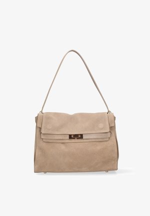 Sac à bandoulière en daim beige avec fermeture à rabat et fermoir à torsion rectangulaire doré, forme rectangulaire structurée, anse unique.