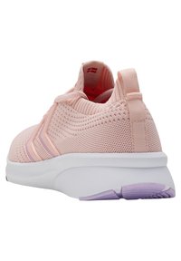 Baskets de sport rose clair avec une tige en tricot texturé, semelle intercalaire blanche et accents lavande sur la semelle extérieure. Comprend une poignée à l'arrière.