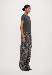 MICHAEL Michael Kors WIDE LEG CAMO - Traperice opuštenog kroja - charcoal