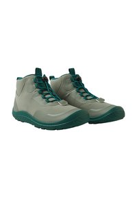 Zapatillas altas de color gris claro con cordones y acentos en color turquesa. La suela de goma presenta un patrón texturizado para ofrecer agarre. Detalles reflectantes en los laterales.
