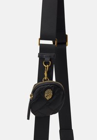Mała czarna pikowana torebka z nylonu z złotym zamkiem błyskawicznym i dekoracyjnym akcentem. Zawiera solidny czarny pasek ze złotymi elementami.