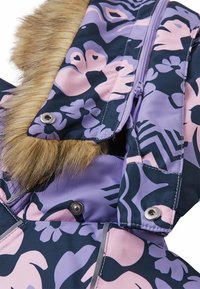 Chaqueta con patrón floral en tonos púrpura y marino, con cuello de piel sintética, cierre con cremallera y detalles de botones. Cuenta con un material impermeable y un diseño elegante.
