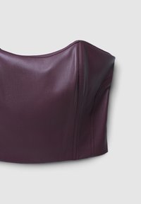 Top in pelle bordeaux con texture liscia, scollatura curvata strutturata e dettagli delle cuciture. Presenta una silhouette aderente.