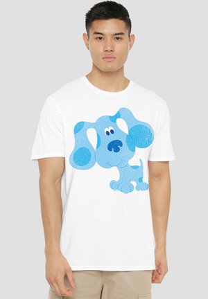 Weißes T-Shirt mit einer großen blauen Cartoon-Hund-Illustration, mit strukturiertem Finish und abgerundeten Formen, zentral auf dem Stoff platziert.