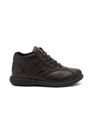 Scarpe alte in pelle marrone con una texture liscia, suola in gomma scura e lacci marroni. Presentano un dettaglio di design laterale a contrasto.