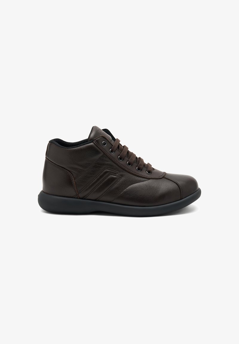 Scarpe alte in pelle marrone con una texture liscia, suola in gomma scura e lacci marroni. Presentano un dettaglio di design laterale a contrasto.