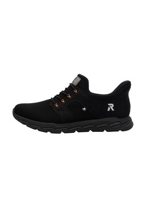 Baskets de sport noires avec dessus en mesh, semelle noire, œillets de lacets orange et logo blanc "R" sur le côté et le col du talon.