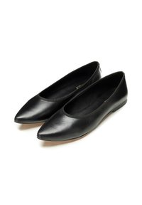 Schwarze Leder-Ballerinas mit spitzem Zehenbereich, im minimalistischen Design und mit einer glatten Oberfläche sowie einer niedrigem, flexiblen Sohle.
