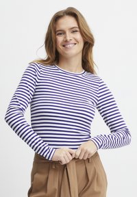 Langærmet top med vandrette hvide og lilla striber, rund halsudskæring, ribbet tekstur, tætsiddende design og en afslappet pasform.