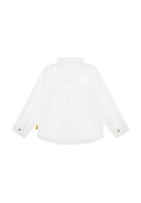 Camicia bianca a maniche lunghe con polsini abbottonati, colletto classico, orlo arrotondato e una piccola etichetta gialla sul lato. Tessuto liscio e leggero.