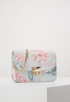 Handtasche mit Blumenmuster in Hellblau, verziert mit rosa und grünen Blumen, ausgestattet mit einem goldenen Kettenriemen und quadratischem Metallverschluss. Glatte Textur.