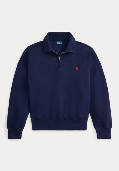 Temno modra pulover majica s puloverjem z zadrgo do polovice, rebrastimi manšetami in spodnjim delom, z majhnim rdečim logotipom na levi strani prsnega koša.