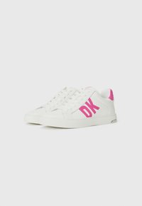 Adidași albi din piele, cu o talpă din cauciuc. Prezintă un logo roz "DK" proeminent, vârful rotunjit și accente contrastante pe toc.