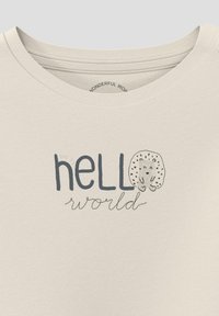 Svijetlosmeđi T-shirt s okruglim izrezom. Sadrži natpis "hello" u tamnosivoj boji i "world" u kursivu, uz malu ilustraciju ježa.
