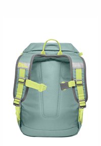 Zaino di un leggero color turchese con dettagli grigi. Presenta spallacci regolabili, una maniglia superiore e una superficie testurizzata. Include dettagli riflettenti.