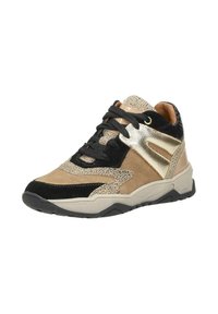 Sportieve sneakers met een combinatie van beige, zwart en gouden materialen. Beschikt over suède, geperforeerde accenten en een robuust zoolontwerp.