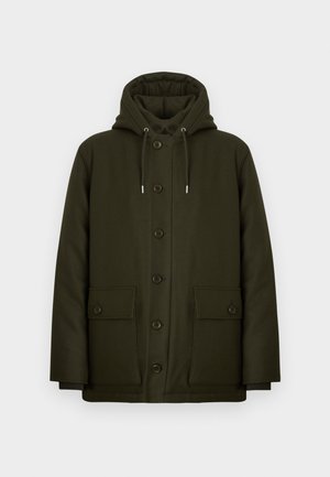 Palton verde închis cu glugă, cu nasturi în față, două buzunare mari aplicate și o textură moale; dispune de șnururi pentru reglarea glugii.