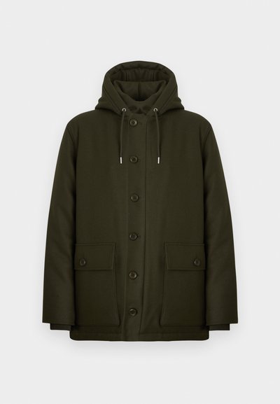 Tummanvihreä hupullinen takki, jossa napillinen etuosio, kaksi suurta päällystettyä taskua ja pehmeä pinta; hupussa säädettävät nyörit.