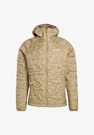 Chaqueta acolchada beige con capucha, presenta un patrón texturizado, cremallera frontal y logotipo en el pecho izquierdo. Material ligero.