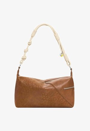 Bruine leren handtas met geperst bloemenpatroon, voorzien van een crèmekleurig gevlochten handvat en zilverkleurig ritssluitingsbeslag, gebogen vorm.