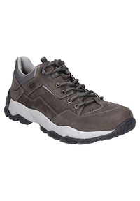 Hnědé suede turistické boty s šedými akcenty, texturovanými tkaničkami a bílou mezipodešví. Vybaveny drsnou černou gumovou podrážkou pro lepší trakci.