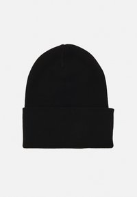 Μαύρο πλεκτό σκουφάκι με διπλωμένο γείσο, διαθέτοντας αδιάκοπη σχεδίαση και απαλή υφή, κατάλληλο για φόρεμα σε κρύο καιρό.