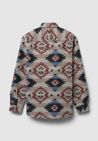 Camicia a maniche lunghe con base beige e motivi geometrici in rosso, blu e nero. Collo a scialle e polsini con bottoni.